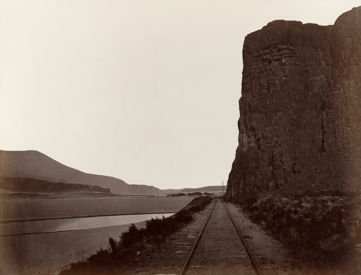 Kap Horn nær Celilo, 1867. af Carleton Emmons Watkins