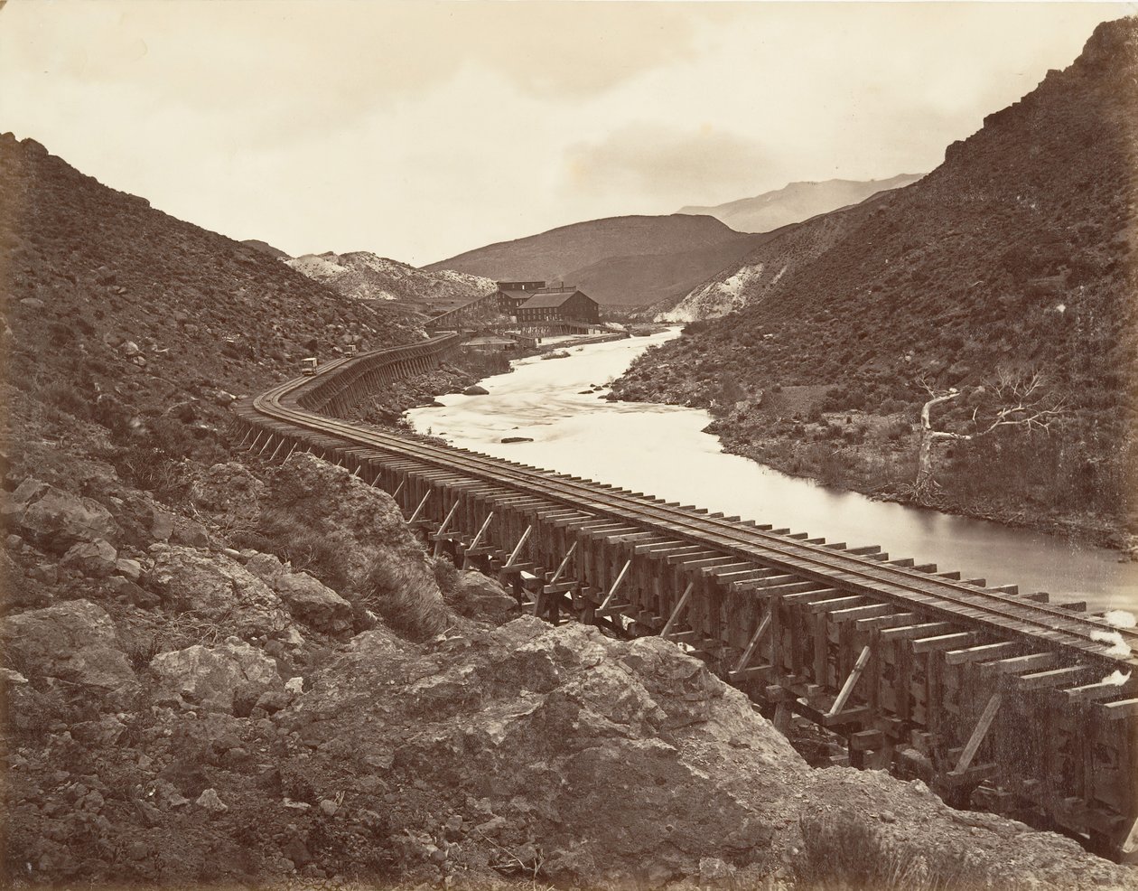 Eureka Quartz Mill and Flume, Nevada, 1875, trykt ca. 1876. af Carleton Emmons Watkins