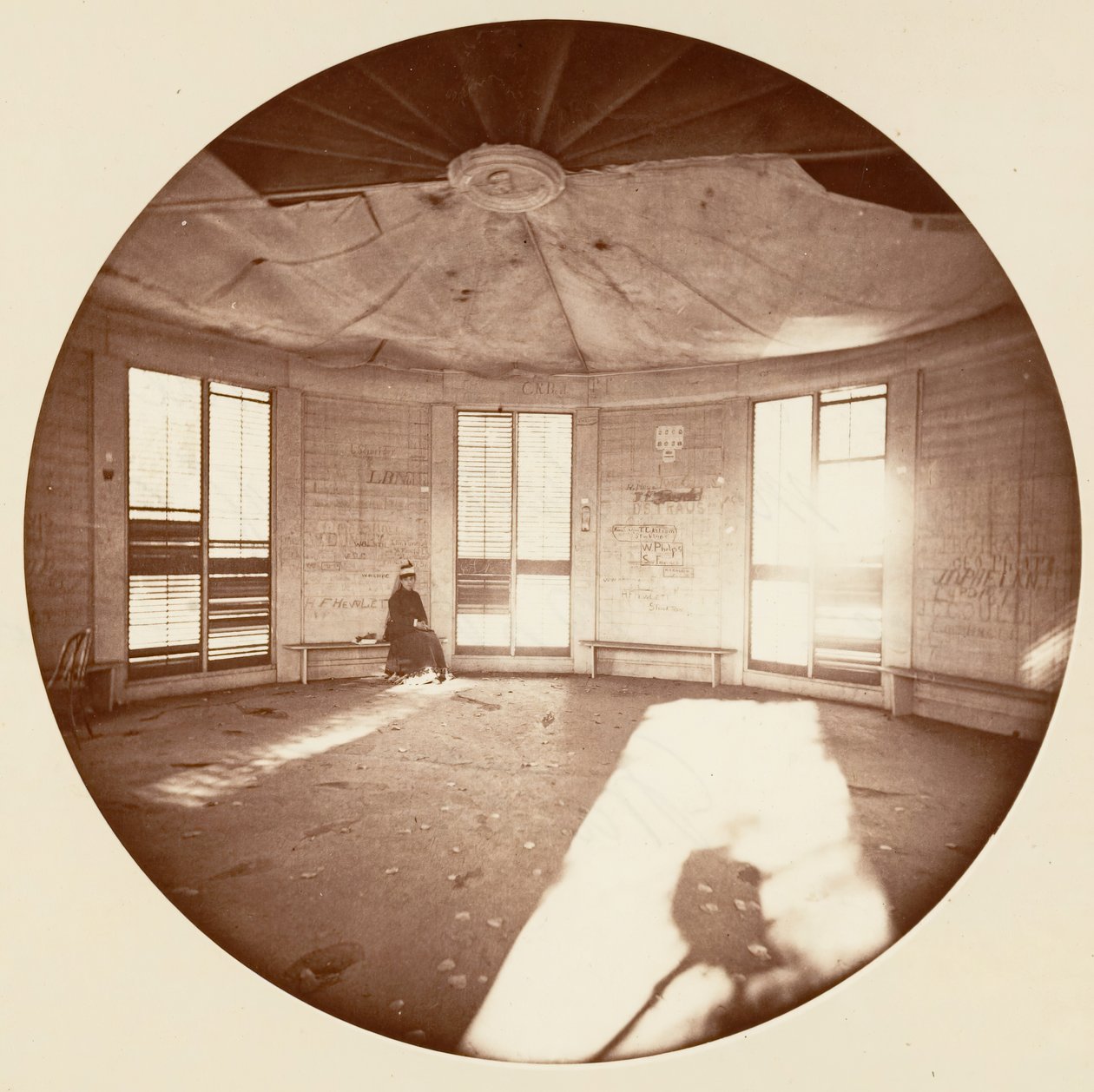 Interiør af pavillon bygget på træstubben, C. Grove, ca. 1878. af Carleton Emmons Watkins