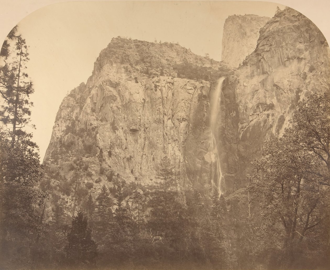 Drive, Brudeslør, 900 fod, Yosemite, 1861. af Carleton Emmons Watkins