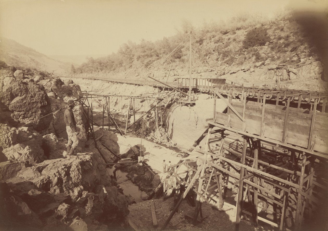 Indsættelse af elevator, Golden Feather, Oroville,1891 (foto) af Carleton Emmons Watkins