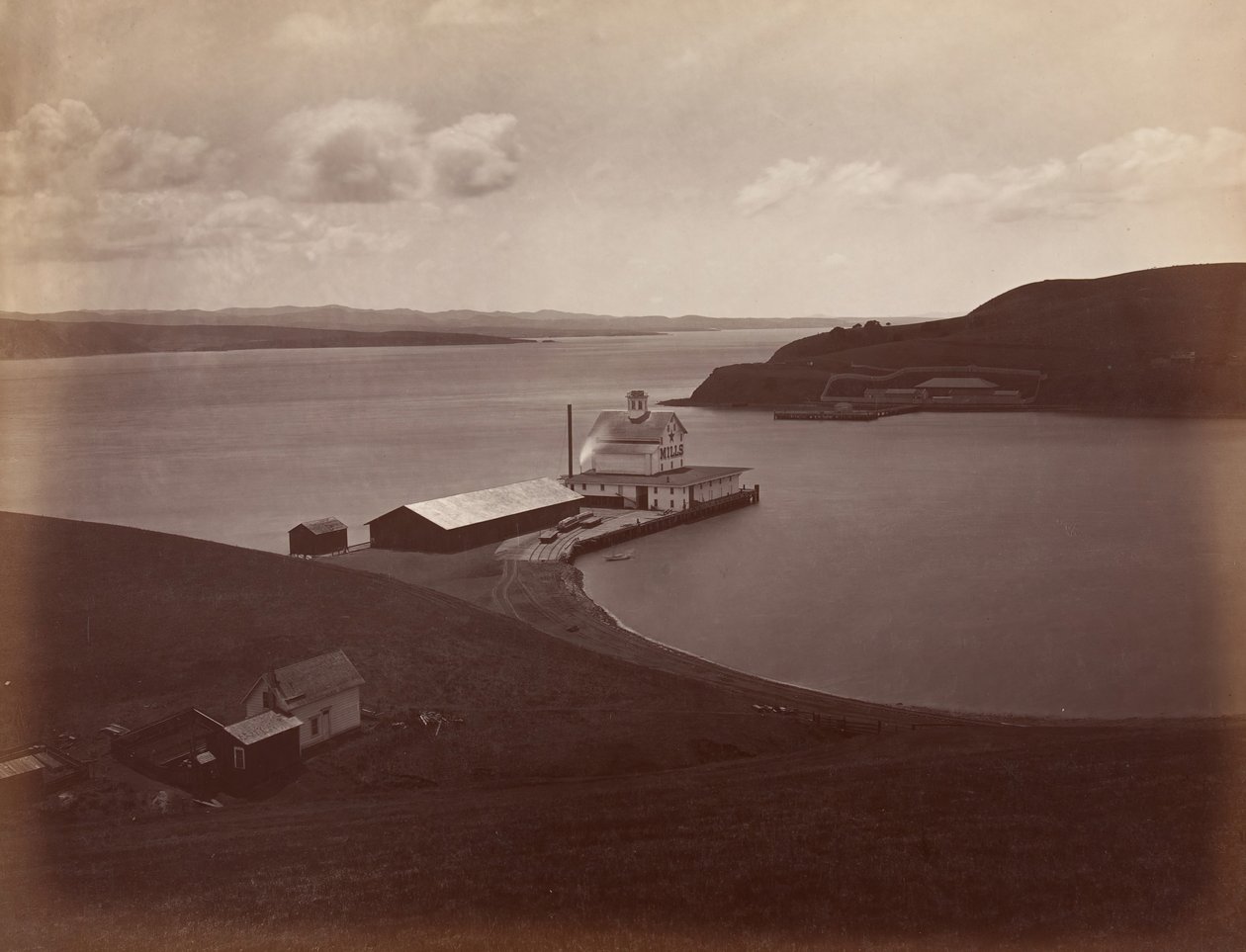 Carquennes-strædet, fra South Vallejo, 1868-69. af Carleton Emmons Watkins