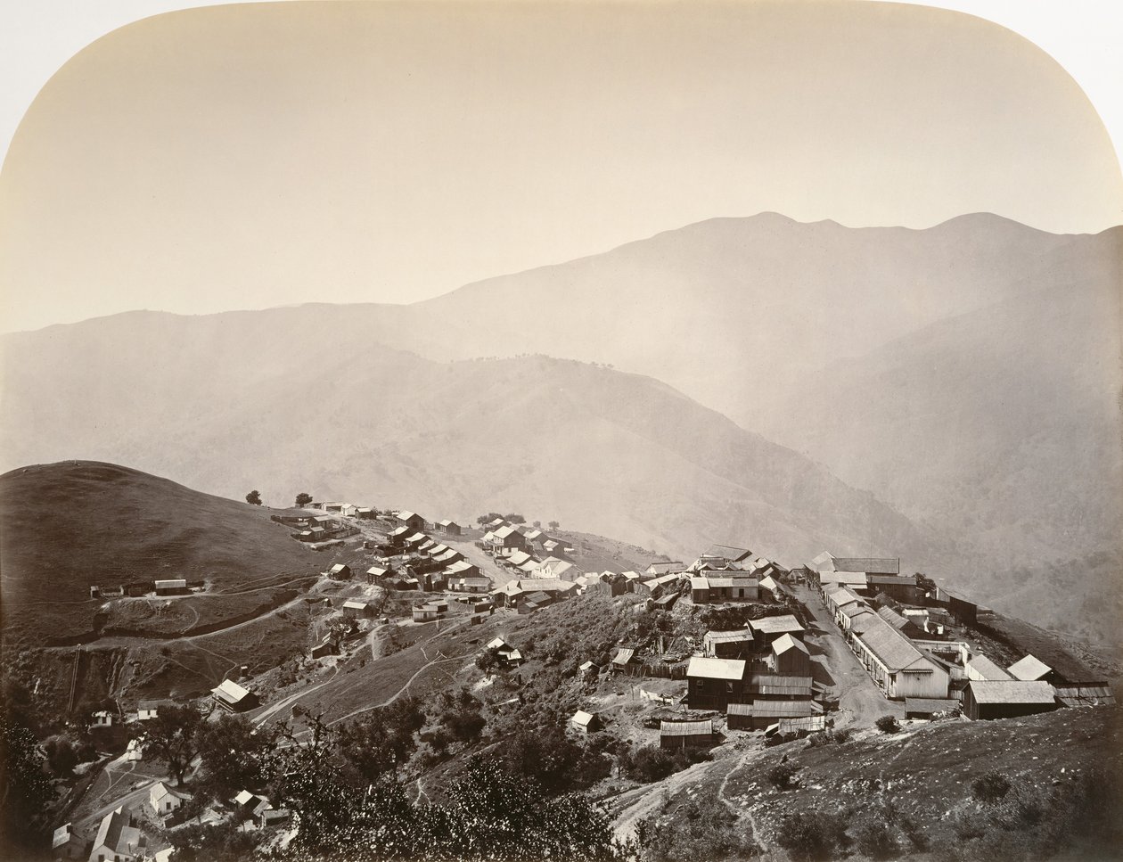 The Town on the Hill, New Almaden, 1863. af Carleton Emmons Watkins