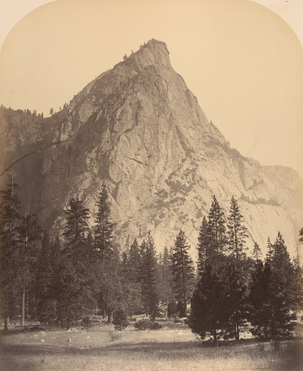 Tre brødre, set forfra, 4480 fod, 1861. af Carleton Emmons Watkins