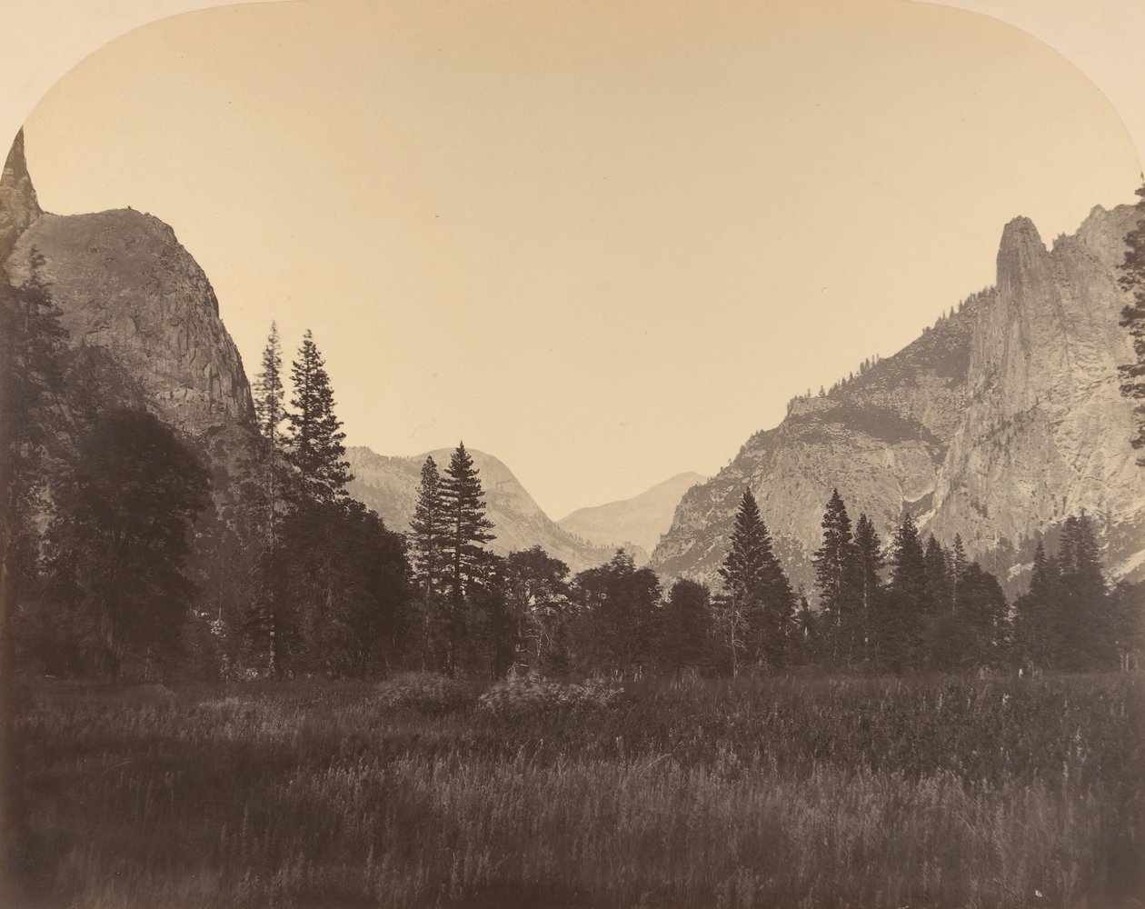 Up the Valley, North Dome i Center, Sentinel til venstre, 1861. af Carleton Emmons Watkins