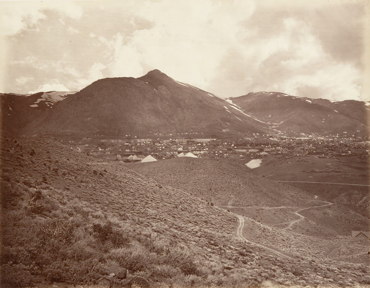 Virginia City, 1875, trykt ca. 1876. af Carleton Emmons Watkins