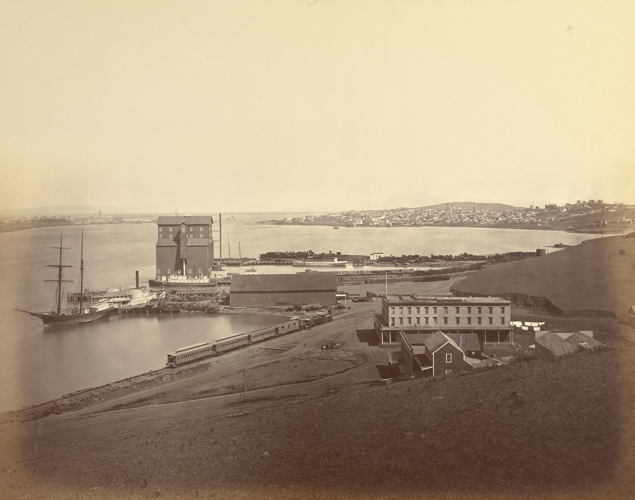 [Byen Vallejo set fra det sydlige Vallejo] af Carleton Watkins
