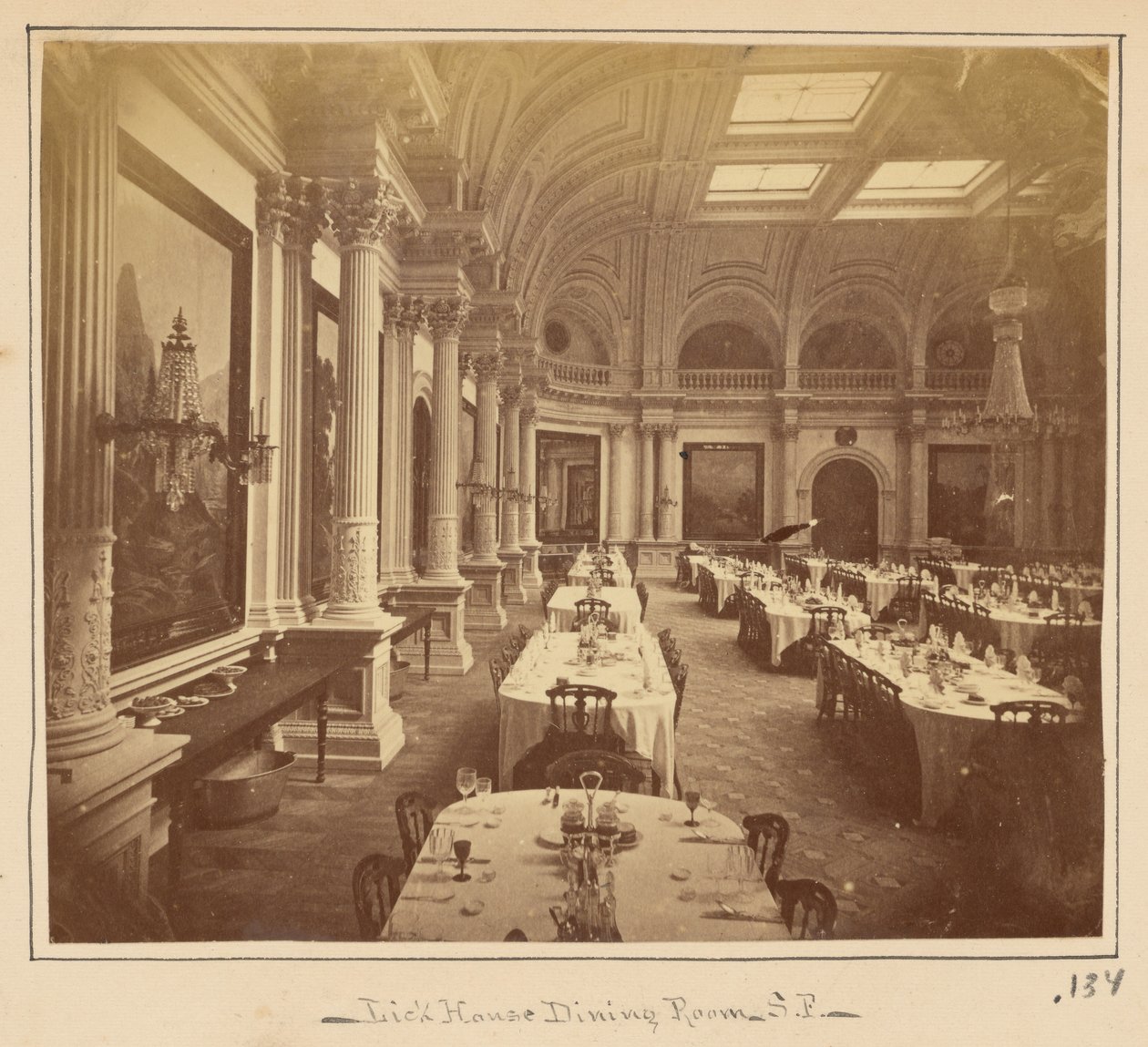 Spisesalen i Lick House, San Francisco af Carleton Watkins