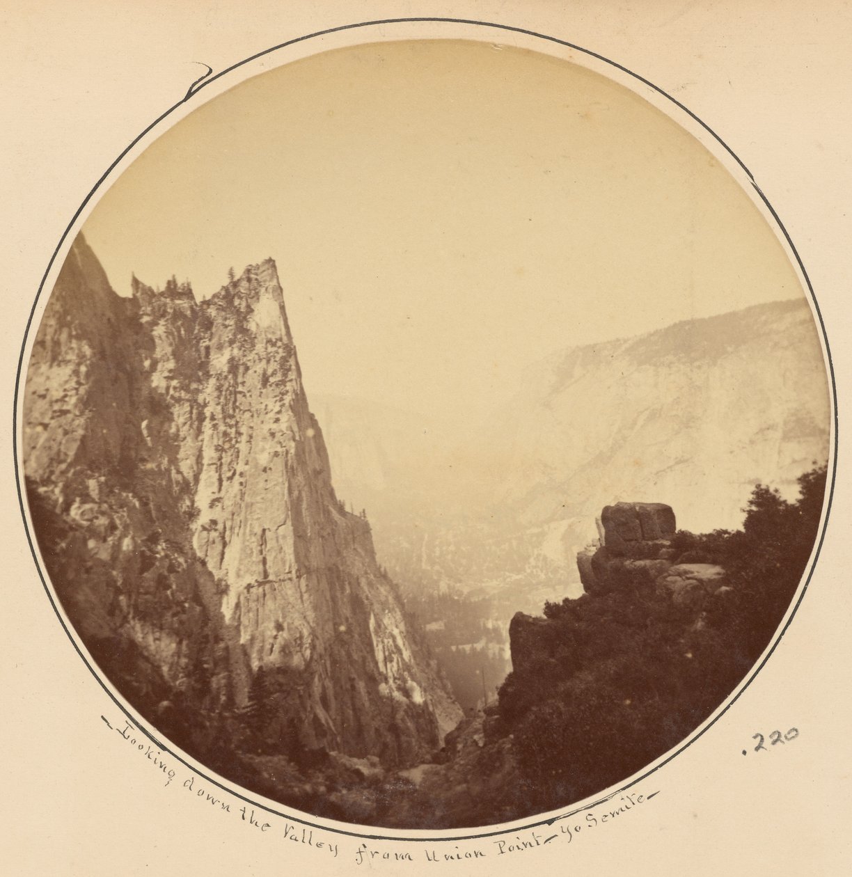 Udsigt ned gennem dalen fra Union Point, Yosemite af Carleton Watkins