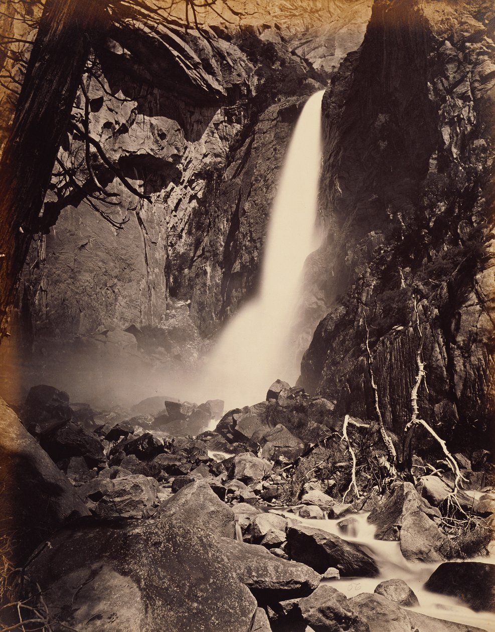 [Nedre Yosemite-vandfald, 418 fod] af Carleton Watkins