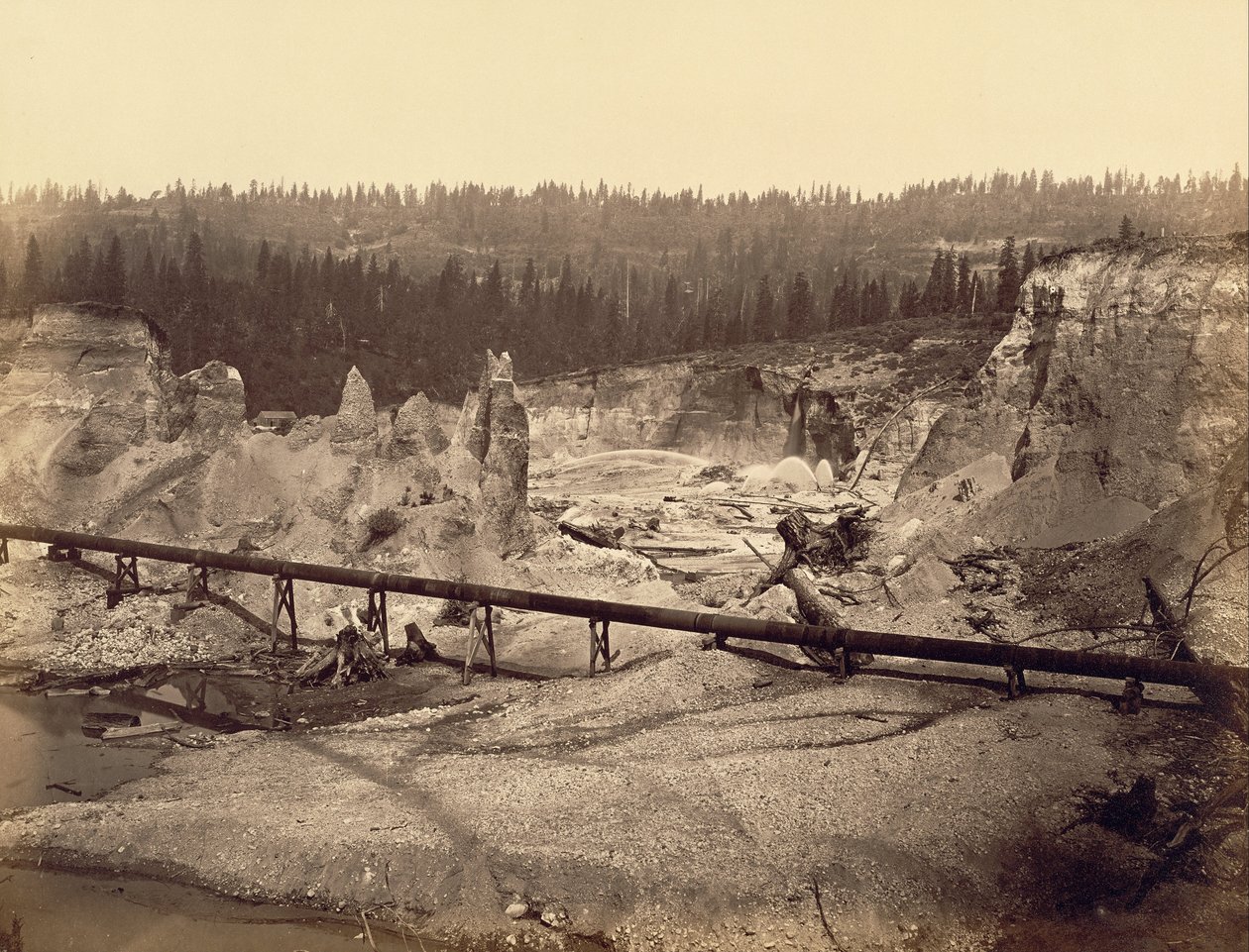 Malakoff Diggings, North Bloomfield, Californien af Carleton Watkins