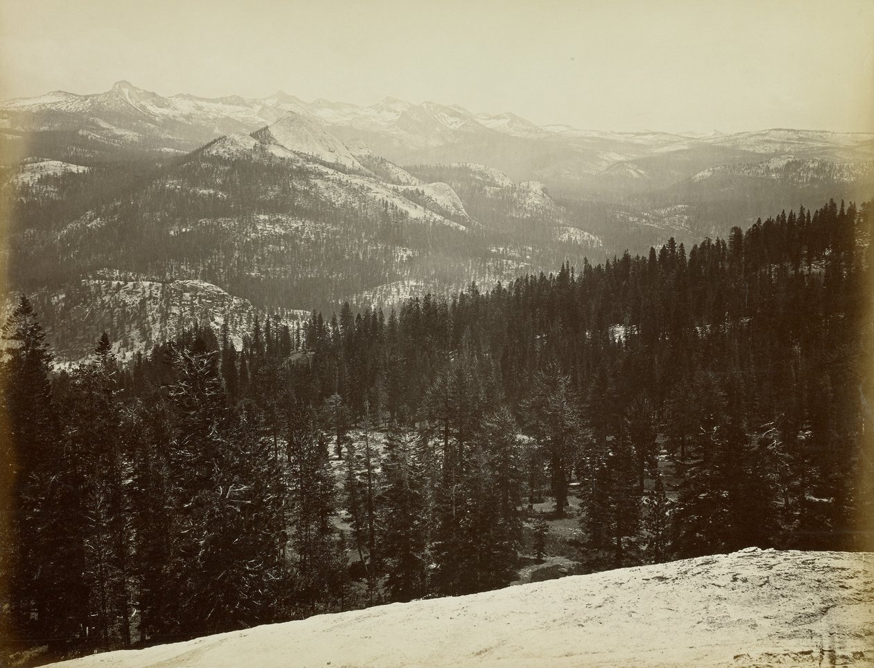 [Merced-gruppen fra Sentinel Dome] af Carleton Watkins