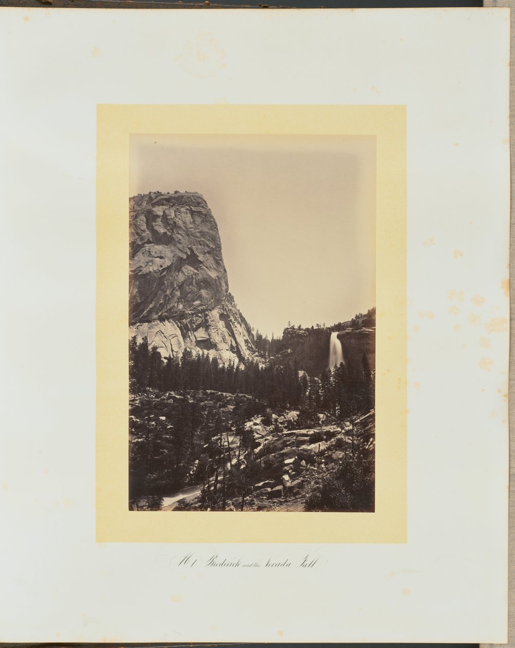 Mount Broderick og Nevada-vandfaldet af Carleton Watkins