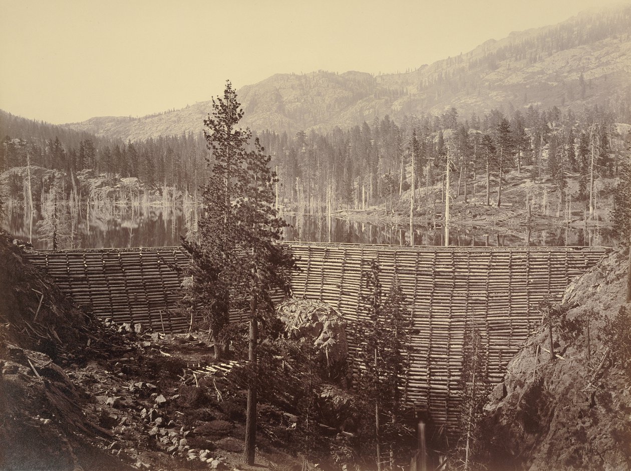 Rudyard-reservoir. Central dæmning 114 fod høj; tømmerkasse og stenfyld af Carleton Watkins