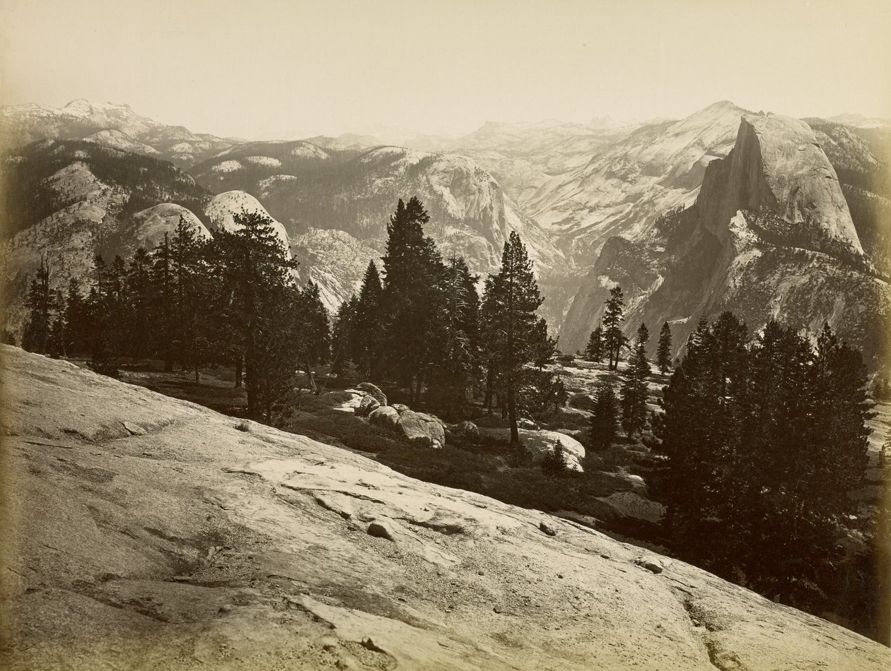 Kuppelklipperne, set fra Sentinel Dome, Yosemite af Carleton Watkins
