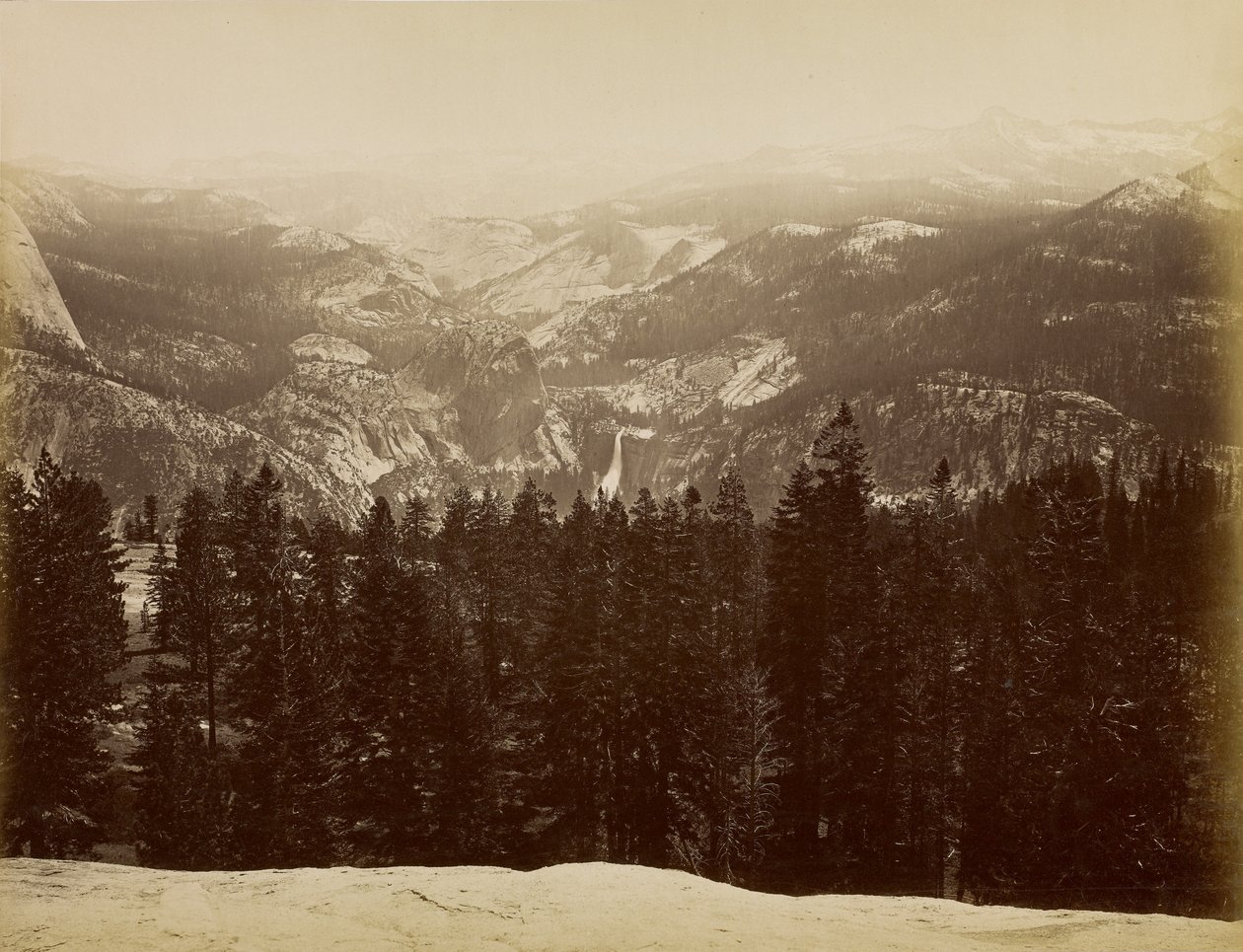 Lyell-gruppen og Nevada-vandfaldet set fra Sentinel Dome af Carleton Watkins