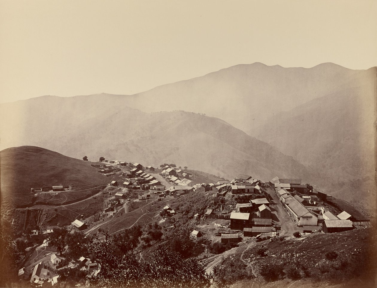 Byen på bakken, New Almaden af Carleton Watkins