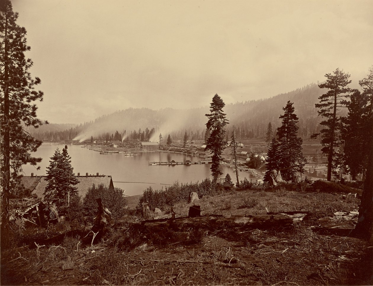 Udsigt over Gleenbrook [sic] Bay, Lake Tahoe, med savværker, bølgebryder og dampskibe fra Carson and Tahoe Lumber and Flume Co, samt endestation for Lake Tahoe, N.G.R.R. af Carleton Watkins