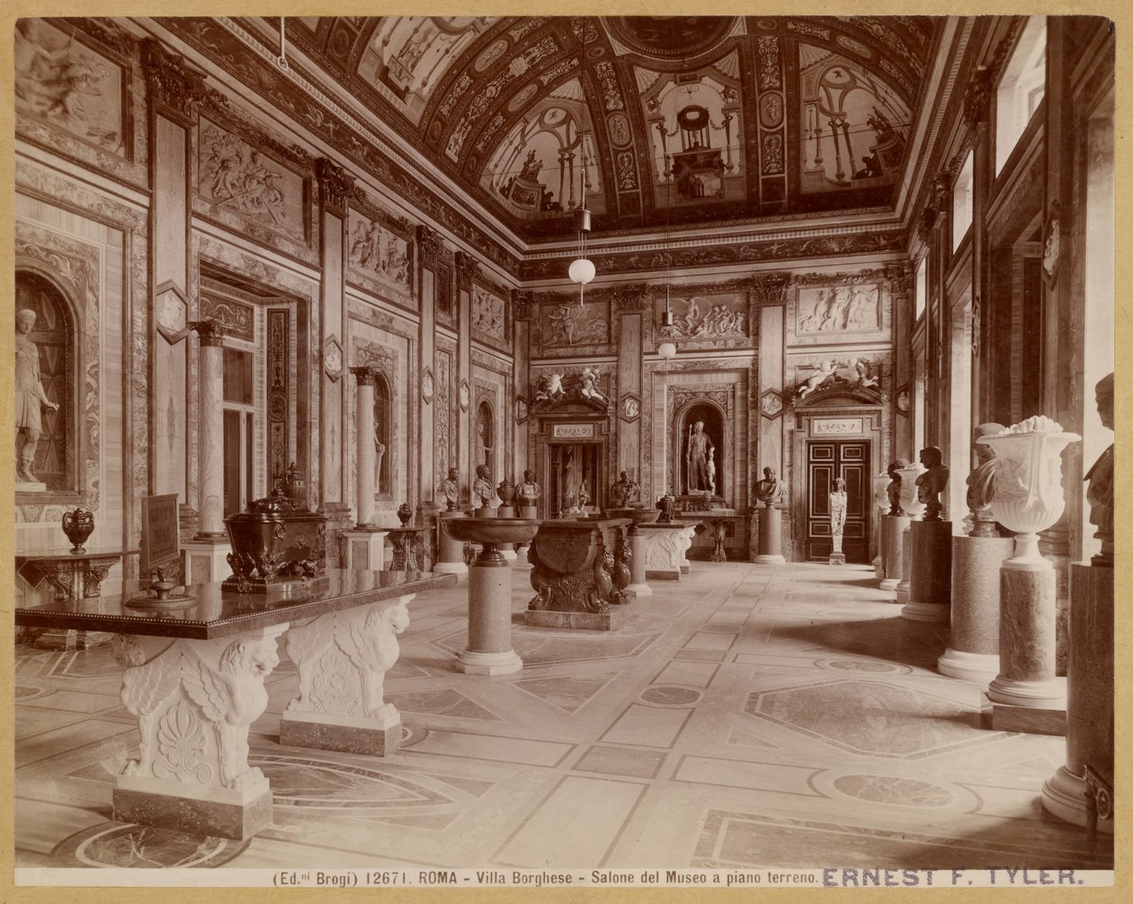 Rom - Villa Borghese - Museumssalen i stueetagen af Carlo Brogi