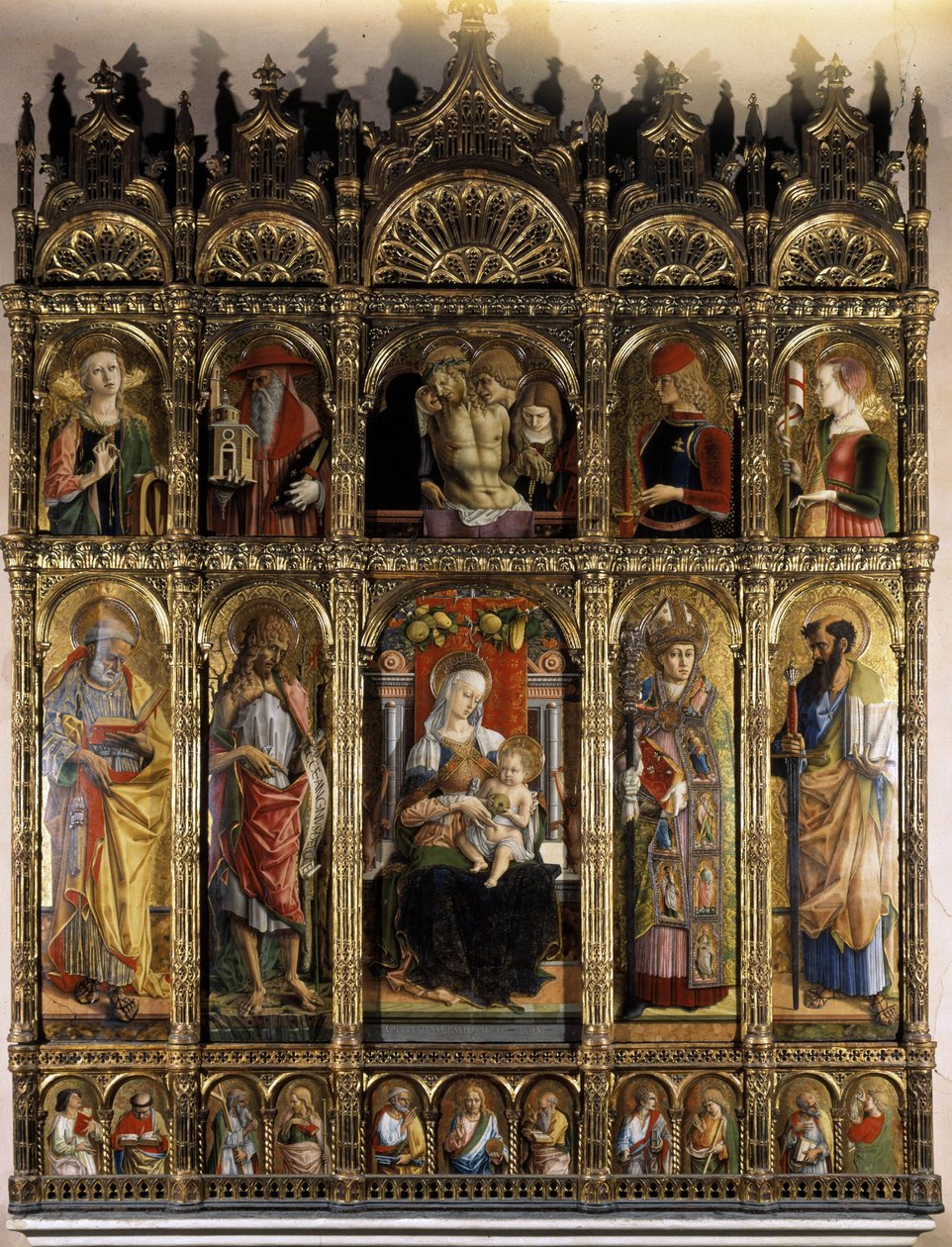 Polyptyk viser en Pieta, og den ringere part en madonna med Child af Carlo Crivelli