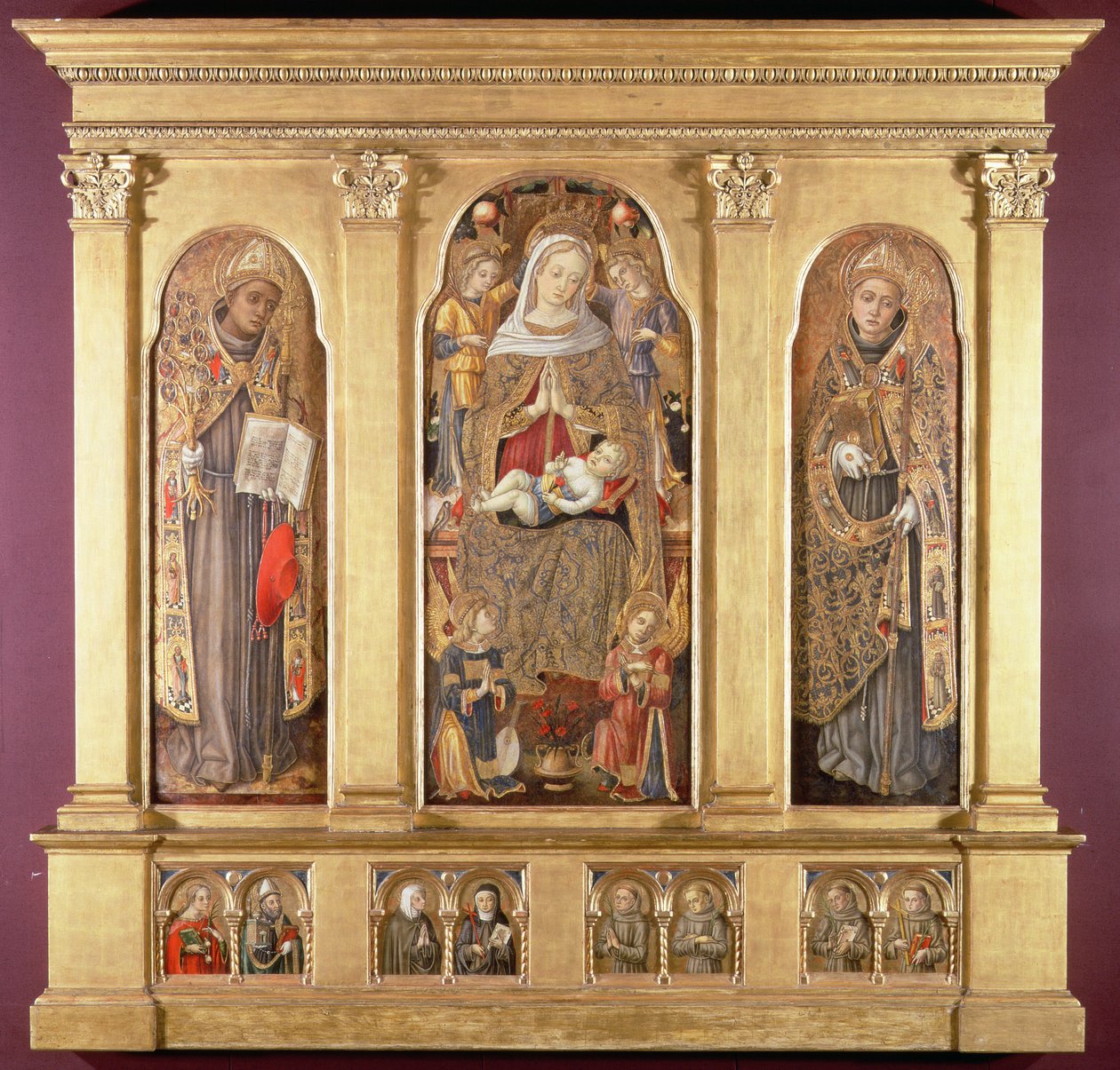 Jomfru og barn med de hellige Bonaventura og Ludvig af Toulouse, ca. 1489 (tempera med guld- og olieglasurer på panel) af Carlo Crivelli