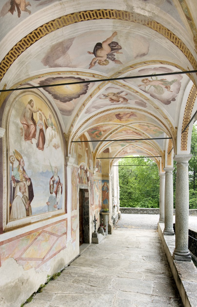 Udsigt over freskomalerier og portico, Santi Nazaro e Celso-kirken, Lanzo D