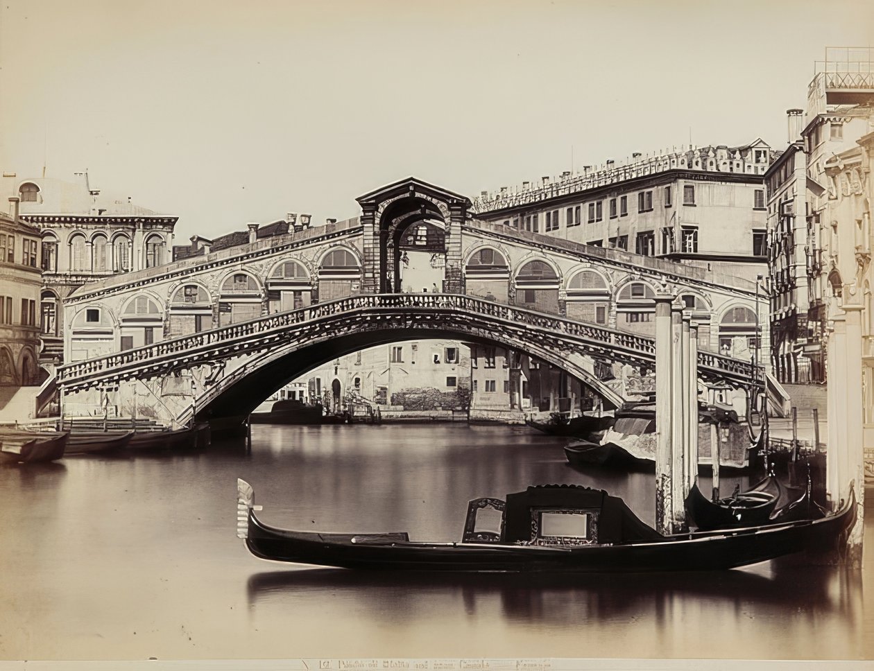 Udsigt over Canal Grande med Ponte di Rialto i Venedig. 1865-1875 af Carlo Naya