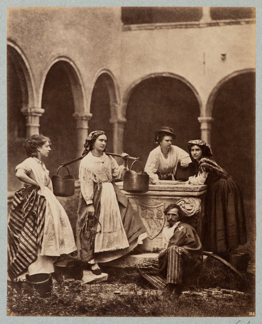 Figurer ved brønden, San Giobbe-klostergården, Venedig (Donne al Pozzo, Chiostro di San Giobbe, Venedig) af Carlo Naya