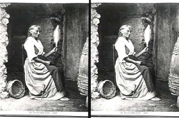 Old Woman Spinning, Capri, ca. 1865 (s/h-foto) af Carlo Naya