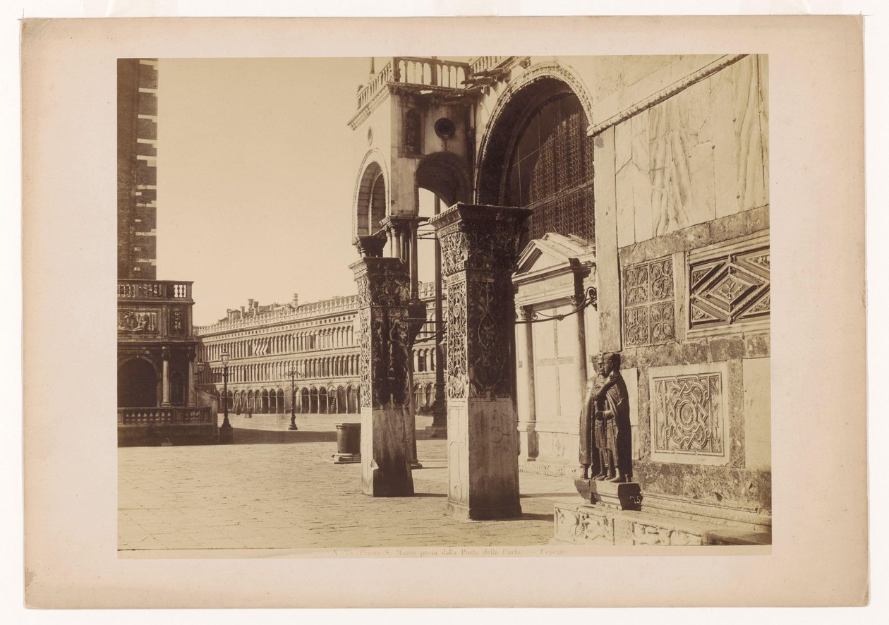 Piazza San Marco set fra Porta della Carta. Venedig. af Carlo Naya