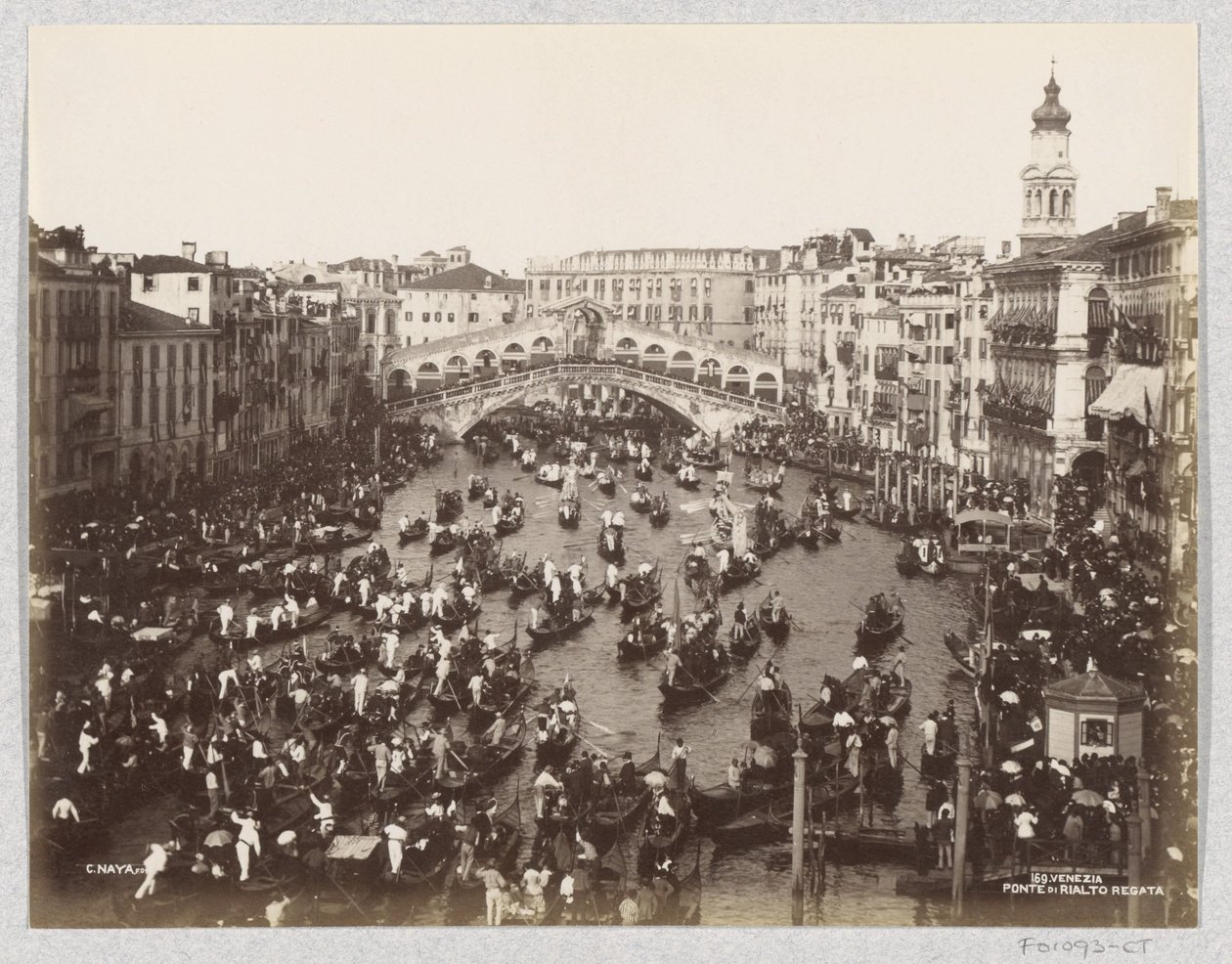 Gondelregatta på Canal Grande i Venedig ved Rialtobroen af Carlo Naya