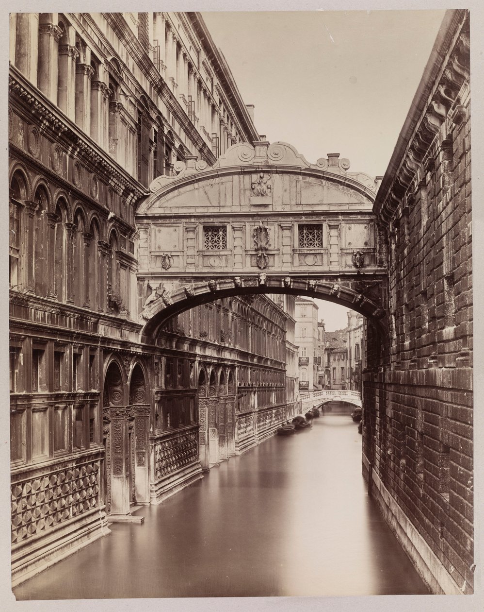 Venedig. Udsigt over Ponte dei Sospiri (Sukkenes Bro) set fra Ponte della Paglia af Carlo Naya