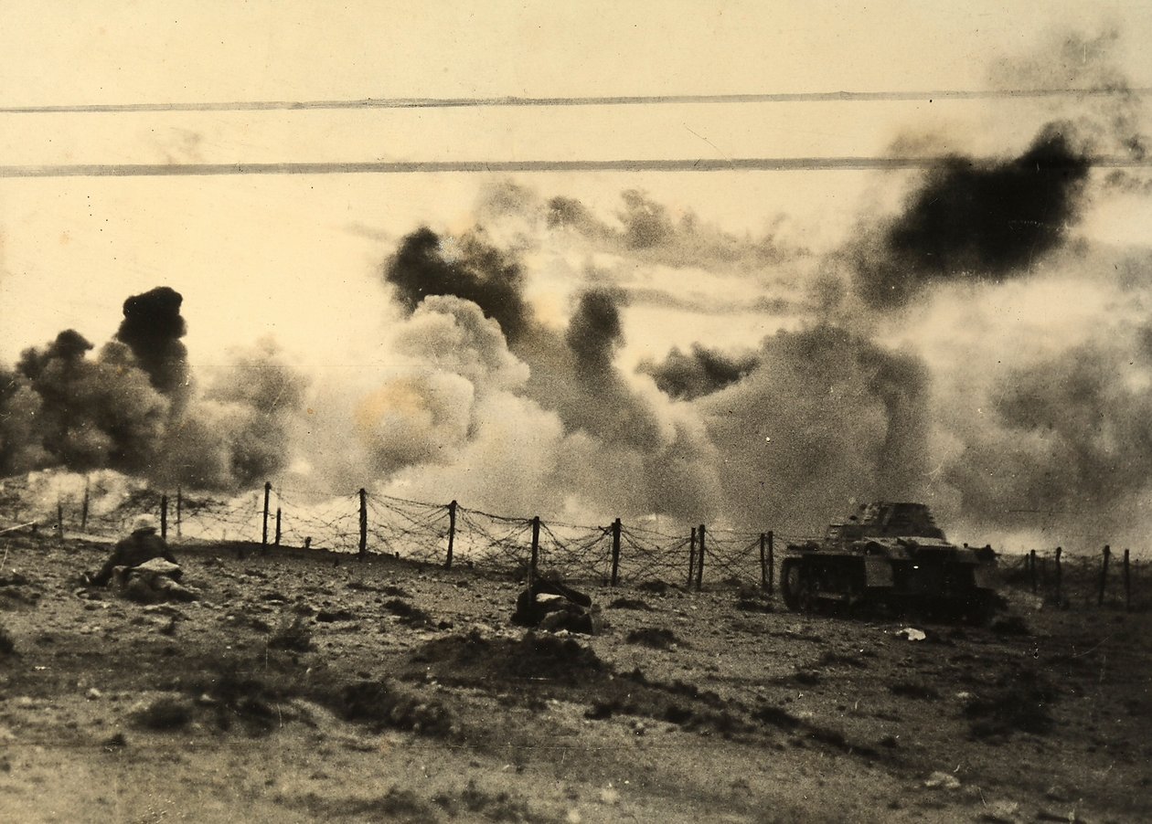 WWII: Tyske soldater rykker frem mod britiske linjer i Tobruch, Libyen (s/h-foto) af Carlo Salvatori