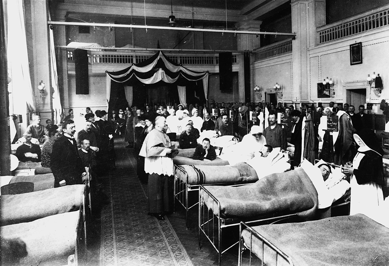 Indrettet salon på et hospital med krigssårede under et sacerdotal besøg (s/h foto) af Carlo Wulz