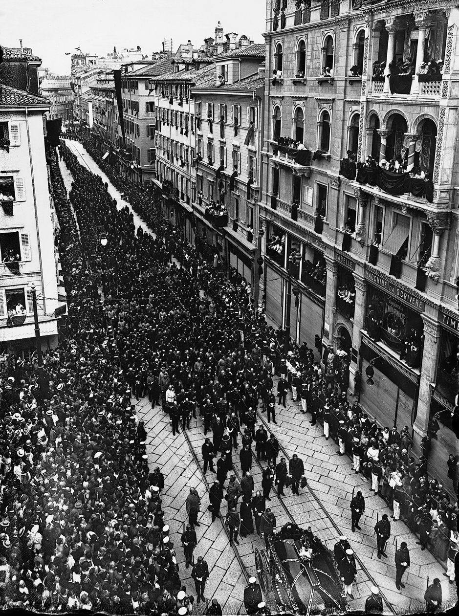 Begravelse af ærkehertugen af Østrig Franz Ferdinand, den 2. juli 1914 (s/h-foto) af Carlo Wulz