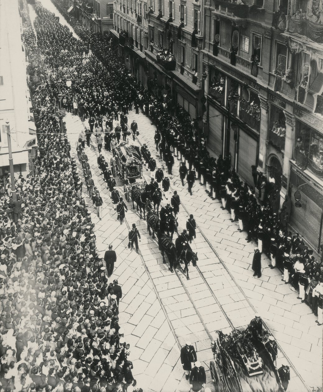 Begravelser af ærkehertugerne Franz Ferdinand af Østrig og hans kone blev dræbt i Sarajevo den 28. juli af Carlo Wulz