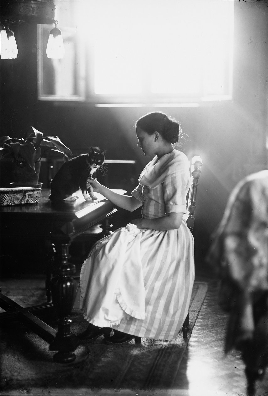 Portræt af Wanda siddende ved et bord med sin kat, Trieste, ca. 1910 (glasplade) af Carlo Wulz