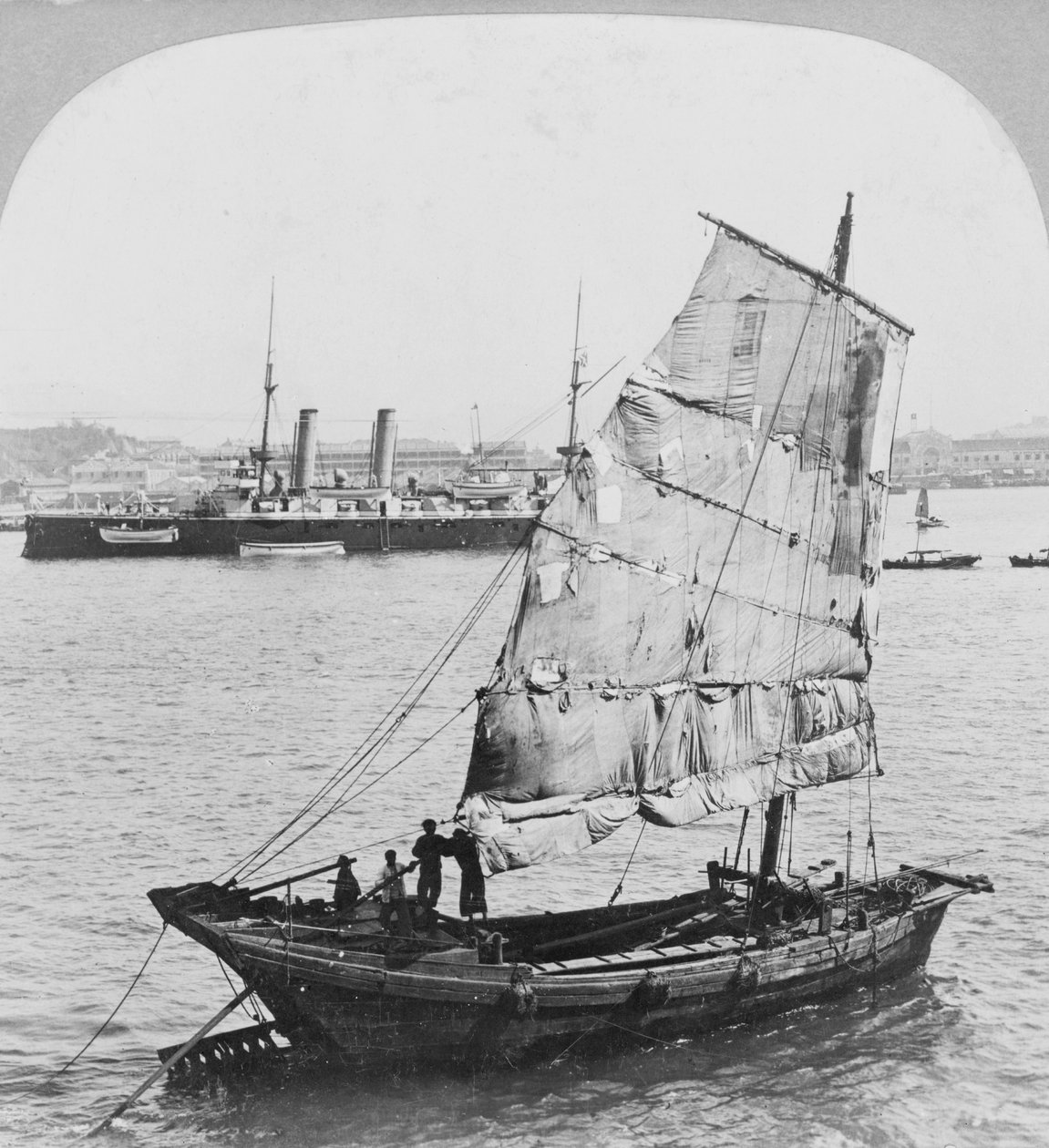 Kinesisk junk og britisk slagskib i havnen i Hong Kong, 1902 af Carlton Harlow Graves