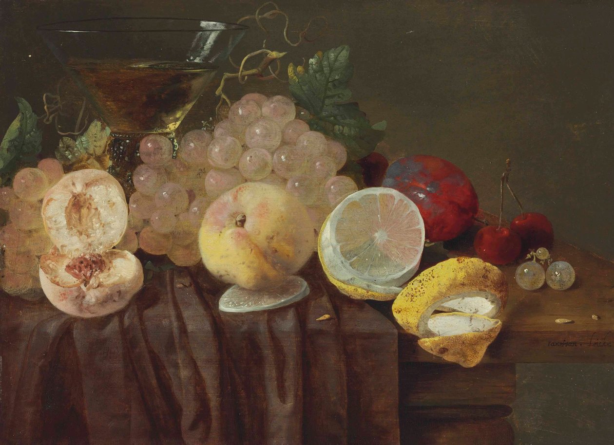 Vindruer, ferskner, en citron, blommer, kirsebær og en rosmarin på et delvist dækket bord af Carstian Luyckx