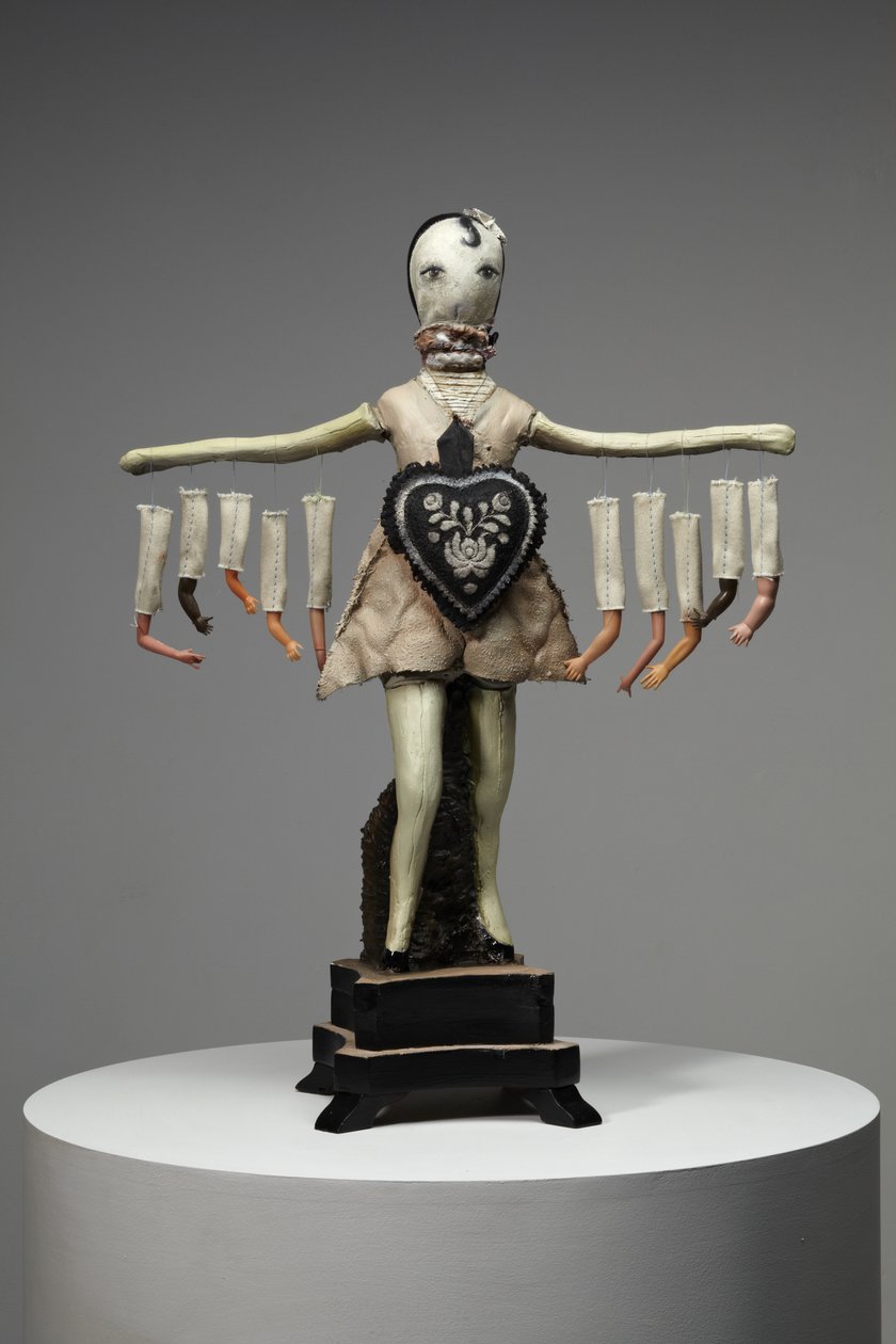 Black Heart, 2013 (træ, ler, stof, maling, dukkedele) af Cathie Pilkington
