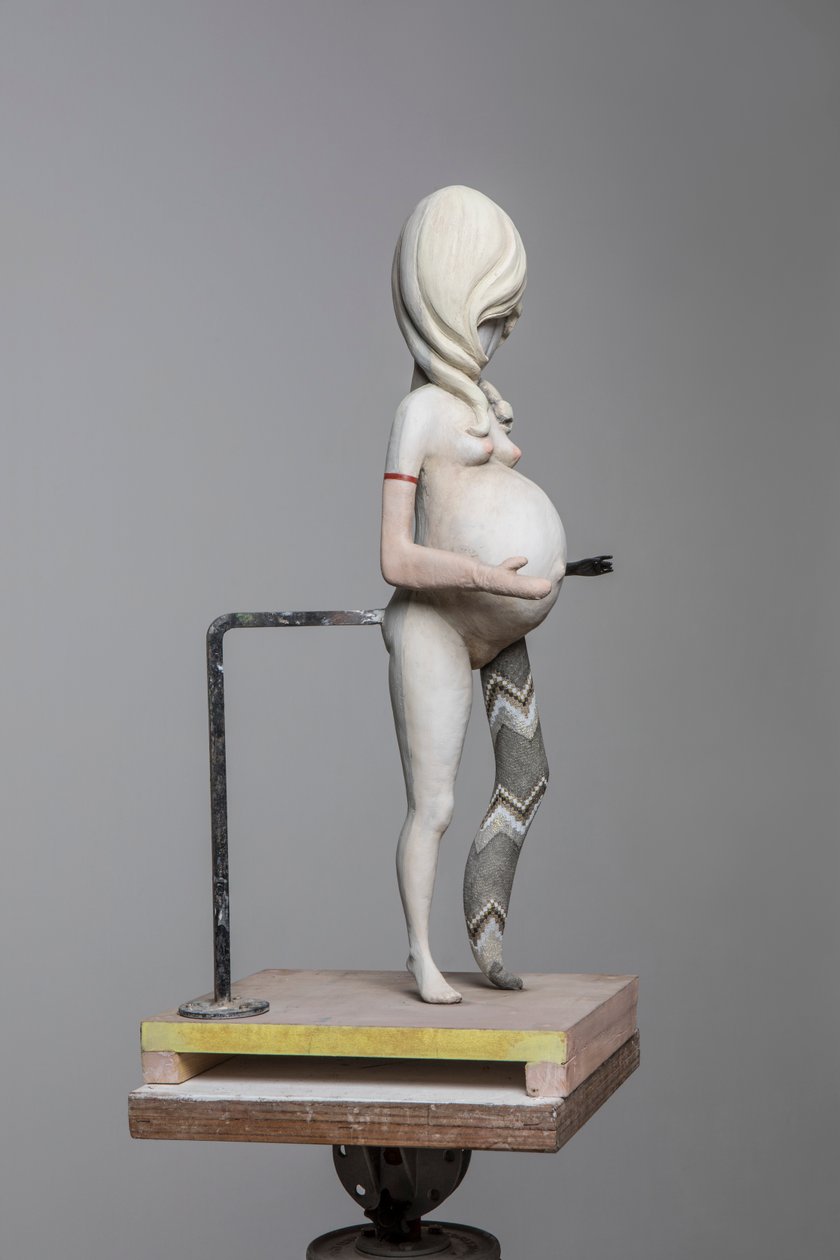 Degas Doll 1, 2017 (malet harpiks, stål, træ) af Cathie Pilkington