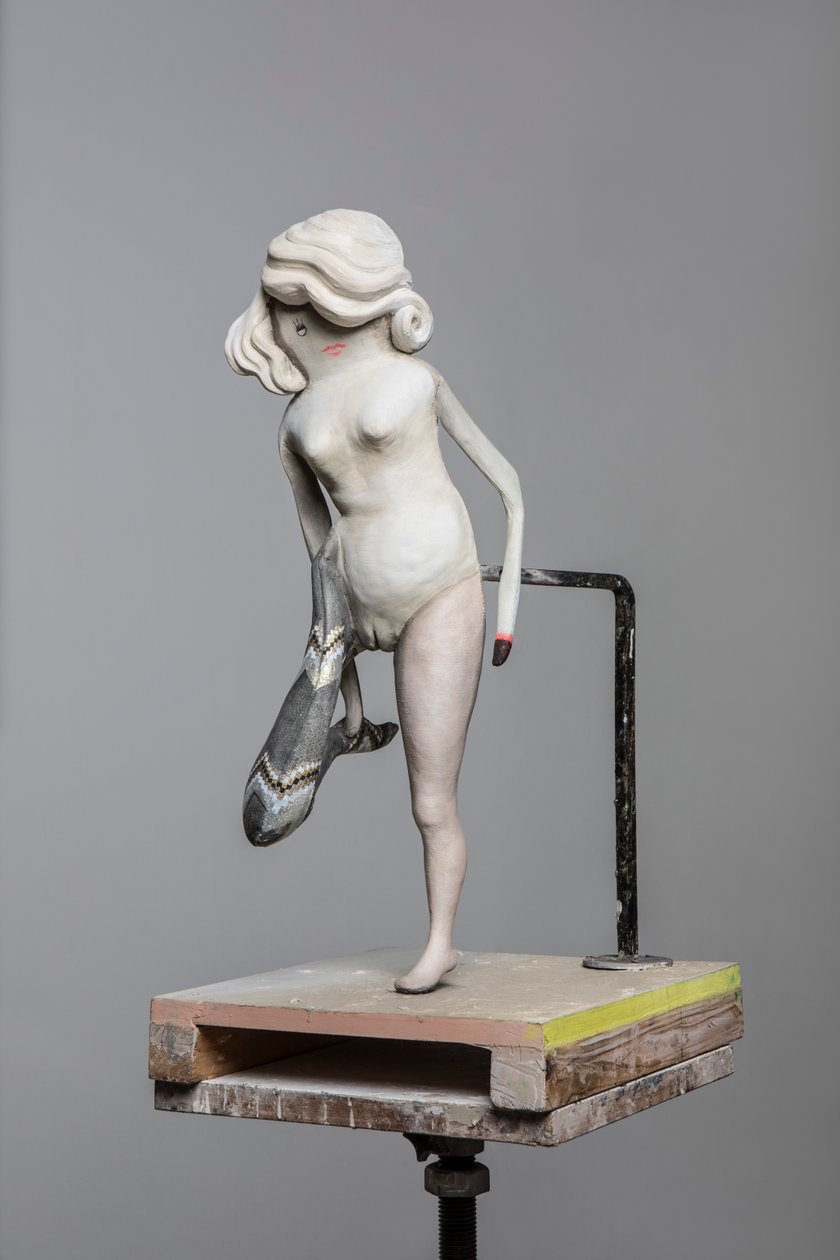 Degas Doll 2, 2017 (malet harpiks, stål, træ) af Cathie Pilkington