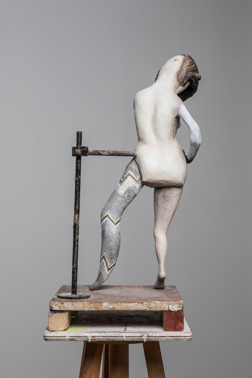 Degas Doll 3, 2017 (malet harpiks, stål, træ) af Cathie Pilkington