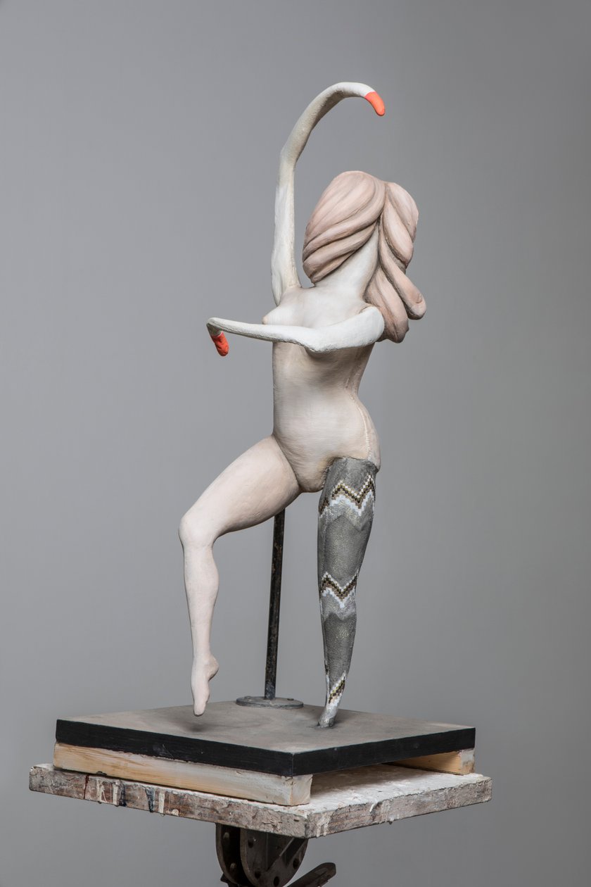 Degas Doll 4, 2017 (malet harpiks, stål, træ) af Cathie Pilkington