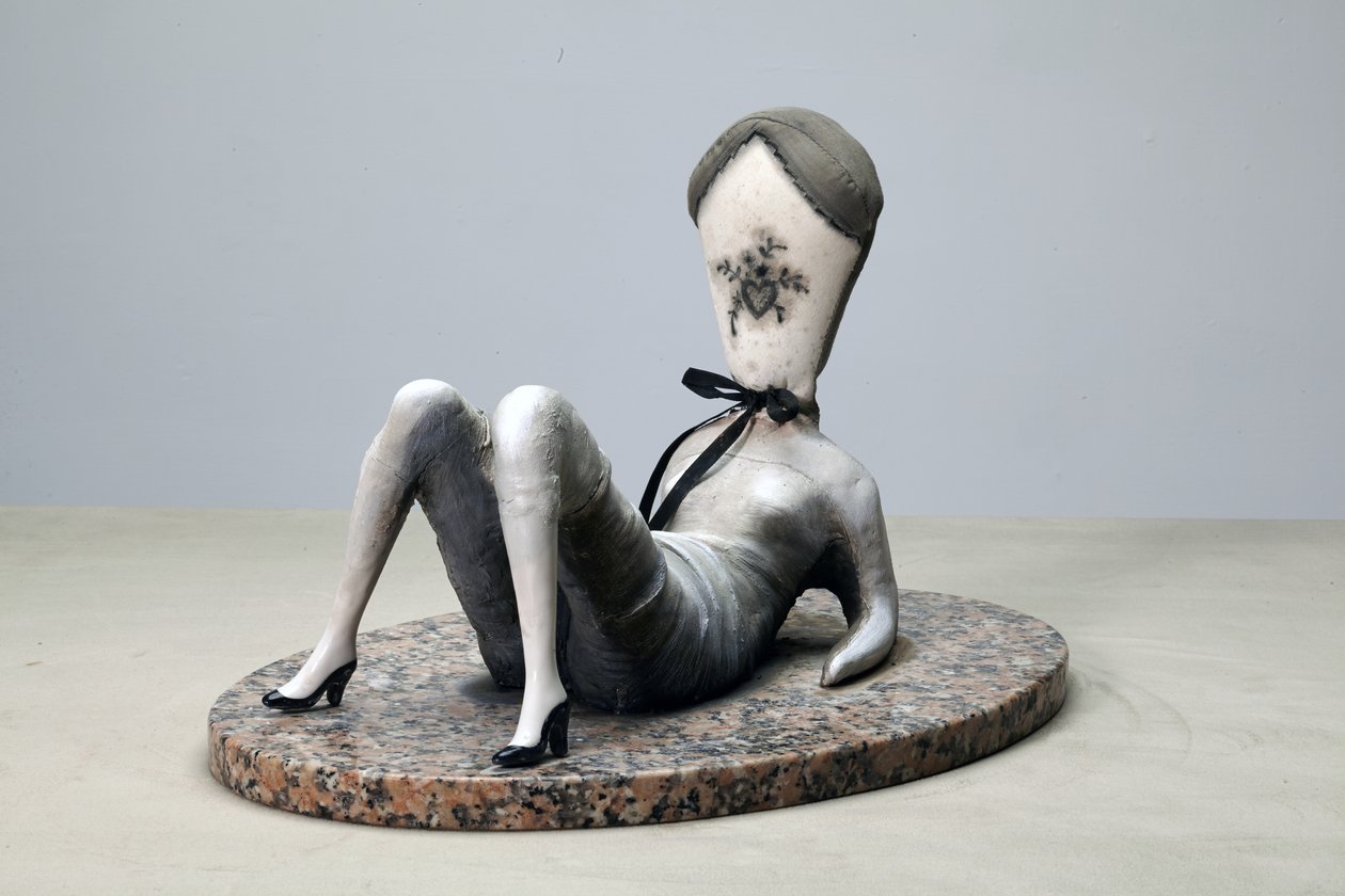 Dirty Love Pillow, 2014 (stof, ler, maling på granit) af Cathie Pilkington