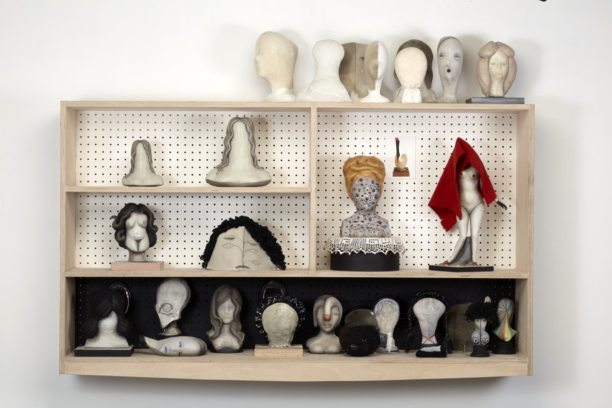 Head Case, 2016 (gips, træ, læder, tæppe, tusch, oliemaling, stof, spejle, stiftplade, MDF) af Cathie Pilkington