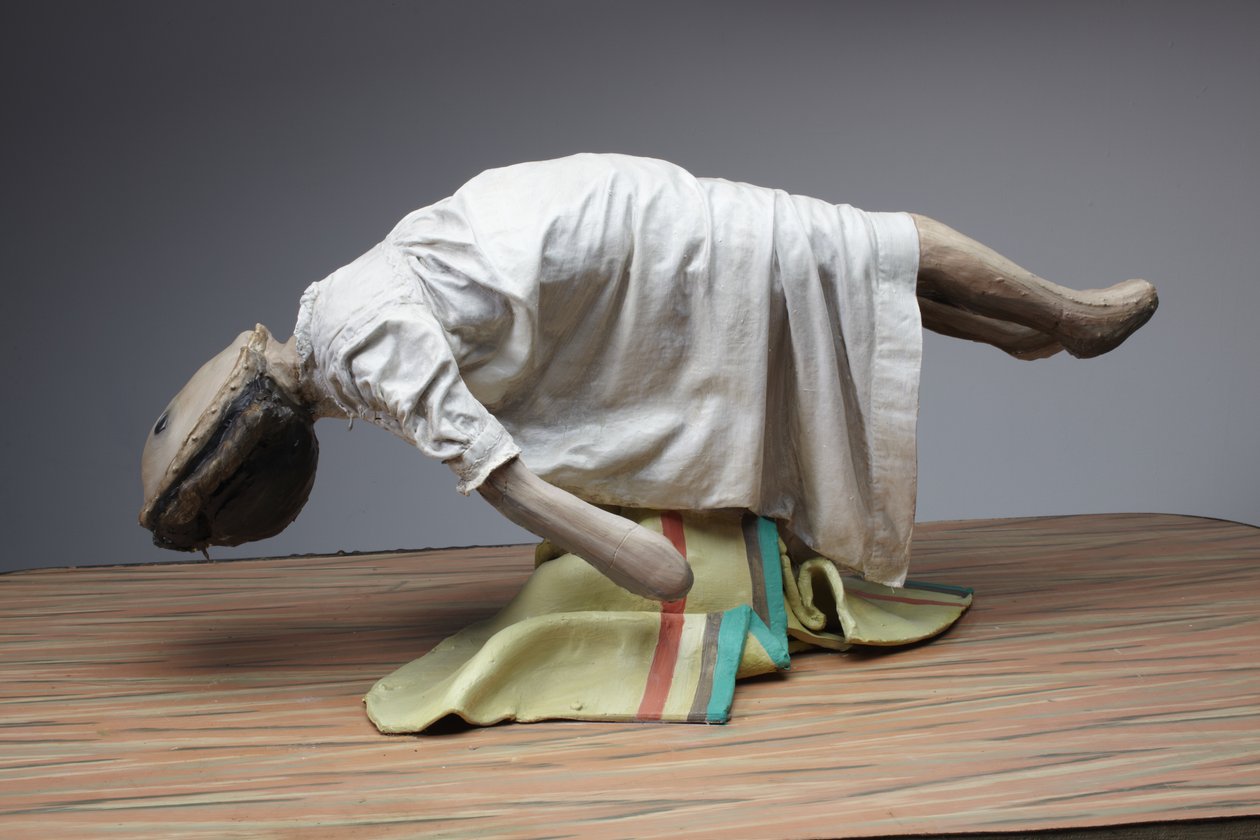 Levitating Doll, 2010 (træ, stål, ler, stof, linoleum, maling) af Cathie Pilkington