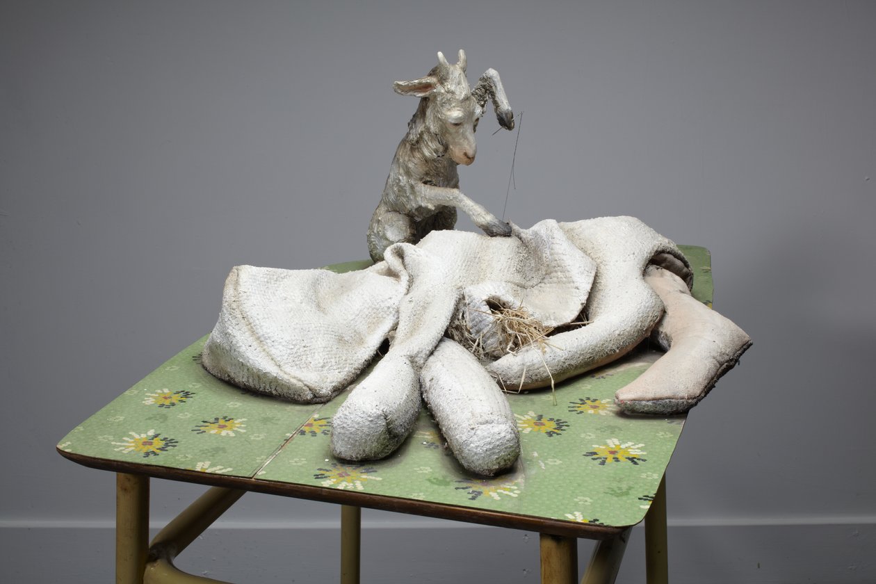 Mother, 2010 (træ, tæppe, halm, ler, linoleum, stål, maling) af Cathie Pilkington