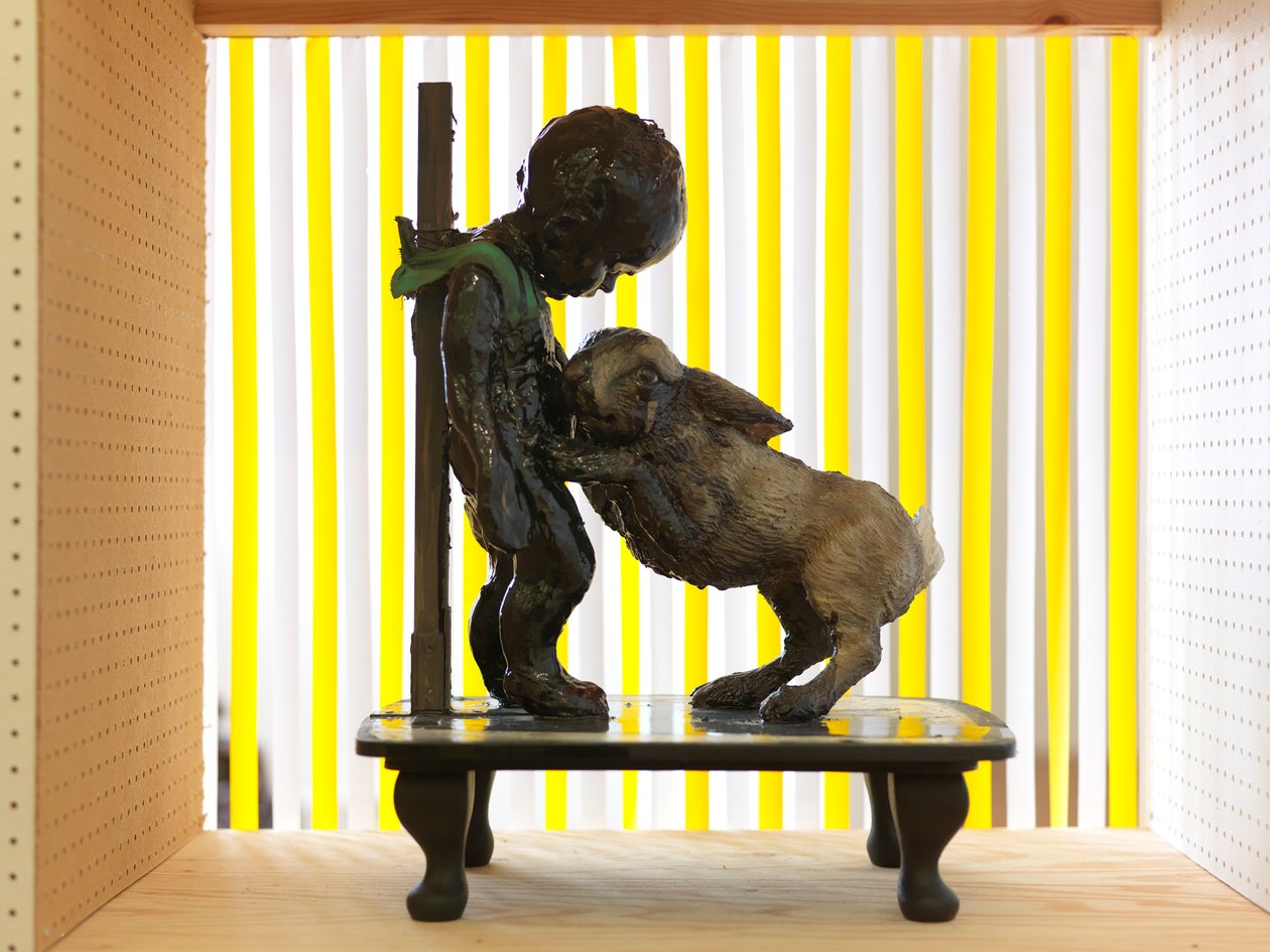 The Wonderful Story of the Tar Baby, 2010 (træ, ler, stof, maling) af Cathie Pilkington