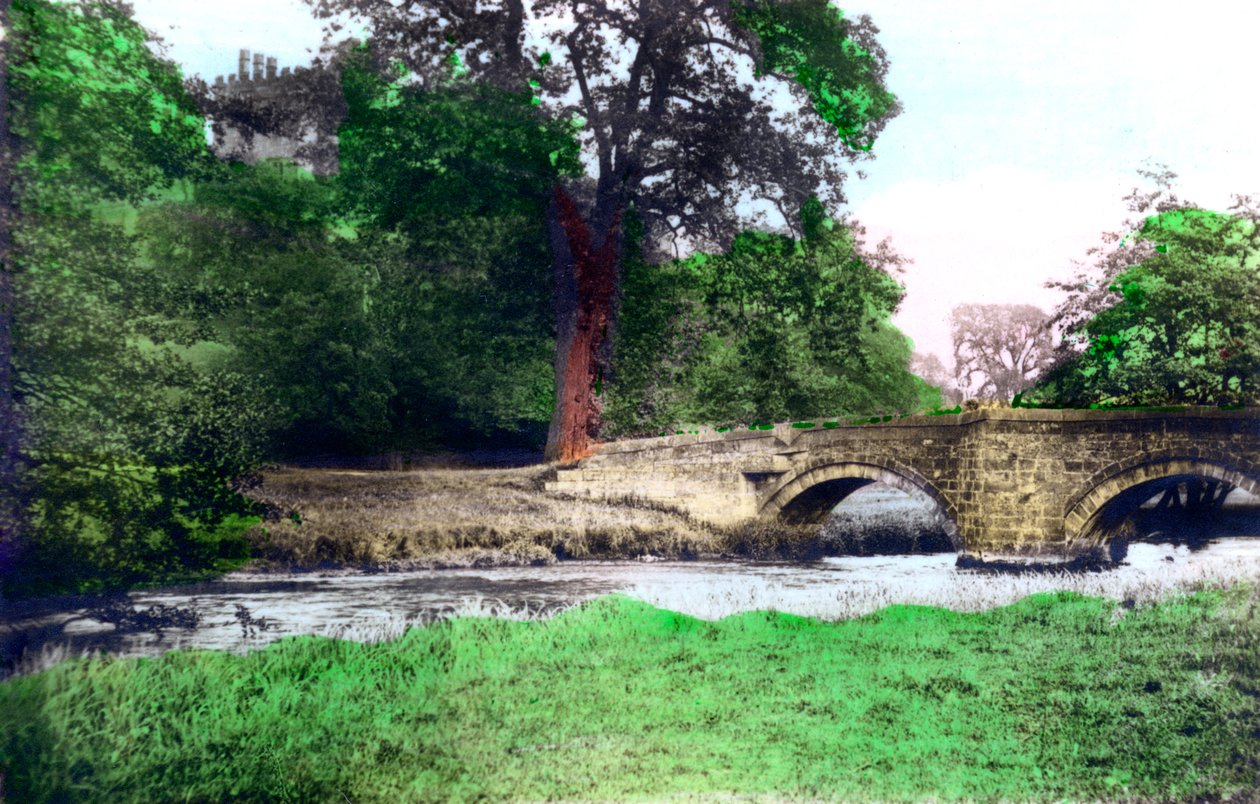 Bro ved Haddon Hall statelige hjem, Derbyshire, 1926. af Cavenders Ltd